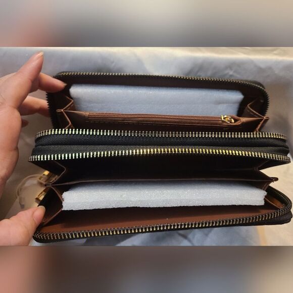 Blush Kiss NWT Women's Black Soft Faux Leather Wallet with Gold Hardware Hearts - Picture 6 of 6